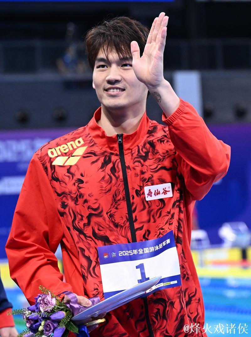 全运会游泳男子50米仰泳半决赛 徐嘉余打破全国纪录 全运会游泳男子50米仰泳半决赛 徐嘉余打破全国纪录