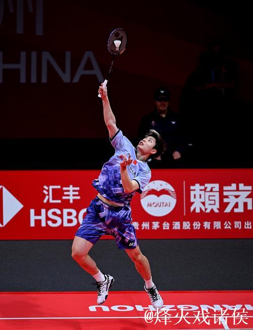 羽联年终总决赛 石宇奇直落两局击败奈良冈功大，顺利晋级